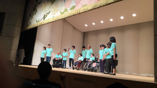『トーンチャイム』というオルゴールに似た音色でハンドベルのような奏法をする楽器の演奏をしており「ザザビーと言えばトーンチャイムだよね」と覚えていただいている方もいます。
年に数回、音楽にイベントに出演しています。
メロディパートと伴奏パートに分かれて、指揮は職員をメインに、簡単な曲では利用者のみで演奏することもあります。